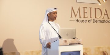 عالم الأمراض الجلدية