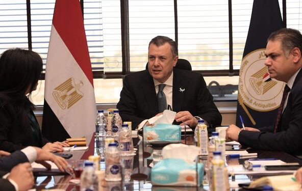 السائحين الإسبان