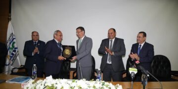 تكريم د. أبمن أبوحديد على هامش مؤتمر مركز البحوث الزراعية